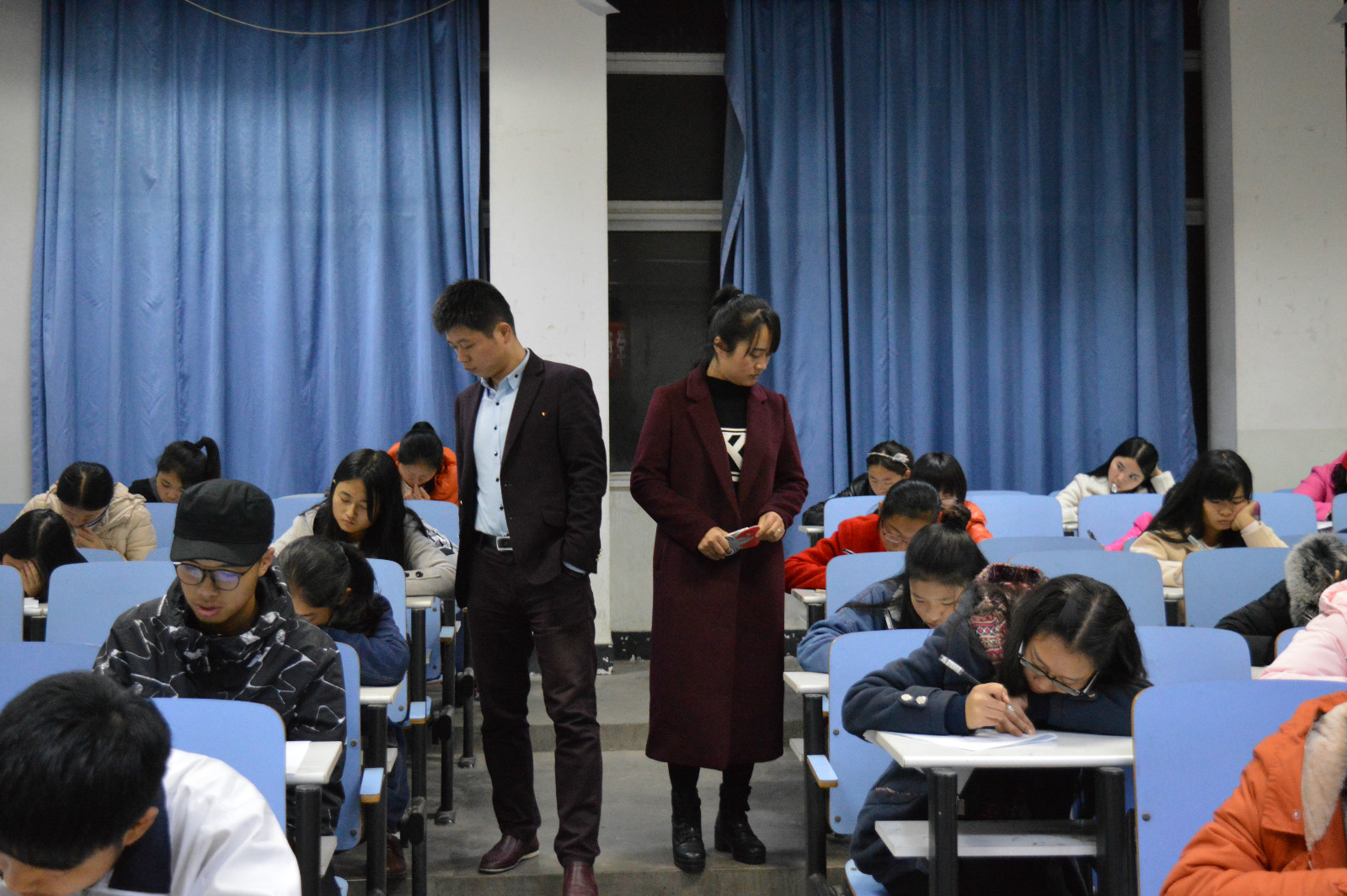 拷贝漫画
举行2016级校规校纪考试