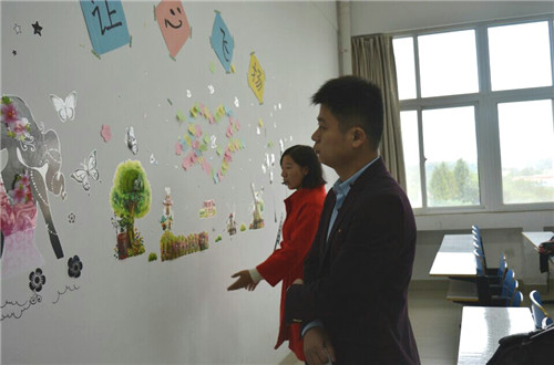 拷贝漫画
成功举办“心情墙”评比活动