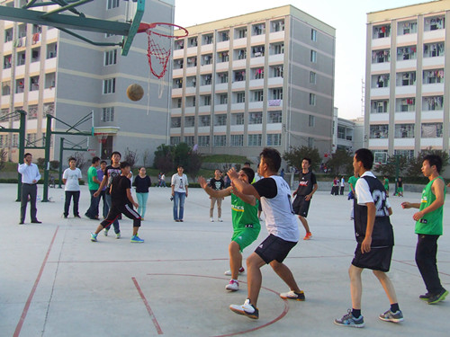 拷贝漫画
领导亲切慰问迎新生篮球赛队员