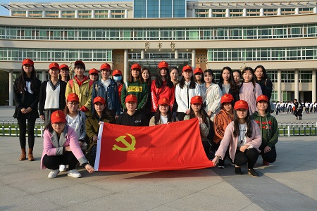 拷贝漫画
组织开展“我为党旗添光彩——道路安全行，共助你我他”志愿实践活动