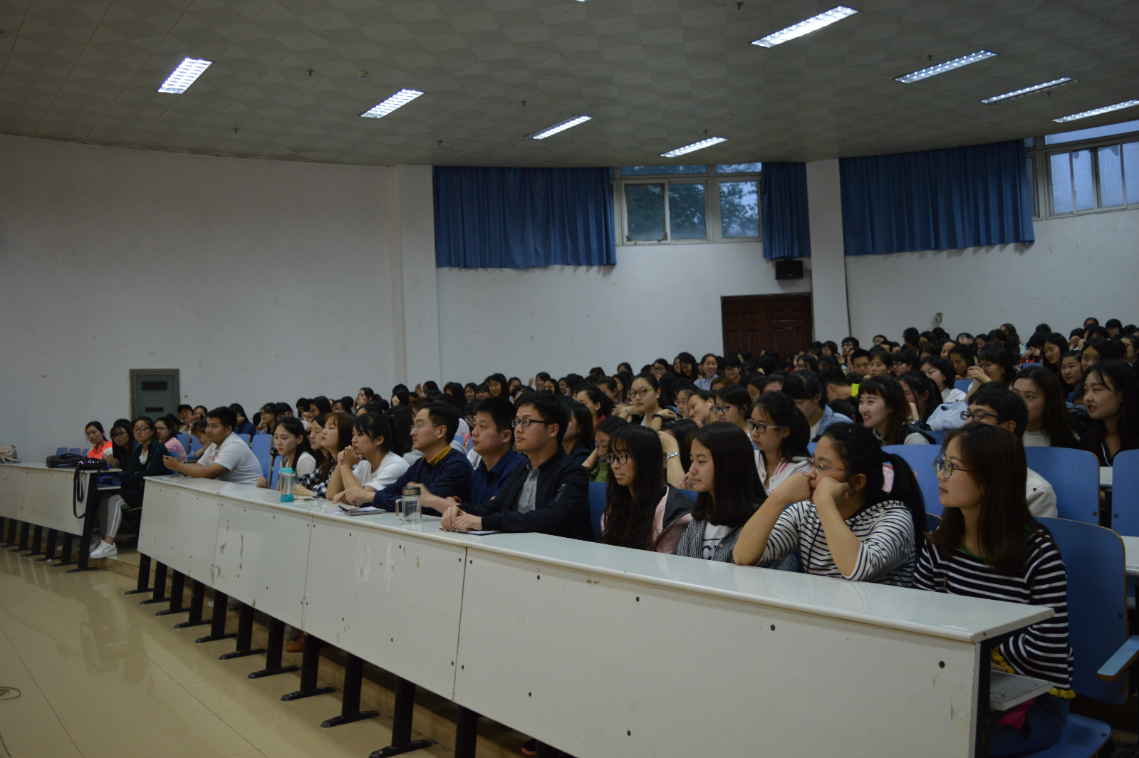 拷贝漫画
成功召开“讲价值观故事、实现青春梦想” ——青年故事分享会