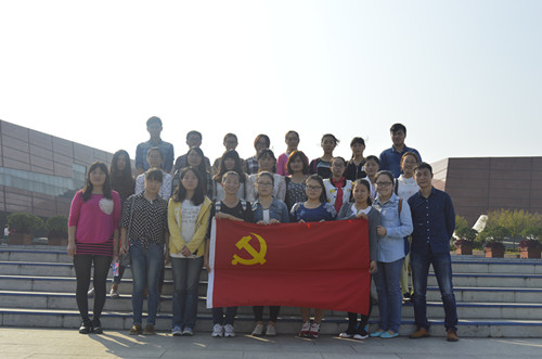 拷贝漫画
学生党员前往鄂豫皖革命根据地缅怀革命先烈