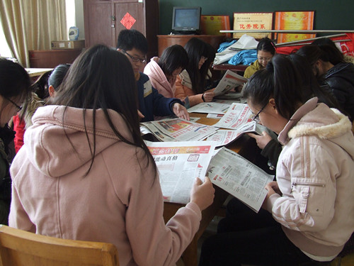 拷贝漫画
多途径组织学生关注学习“两会”精神