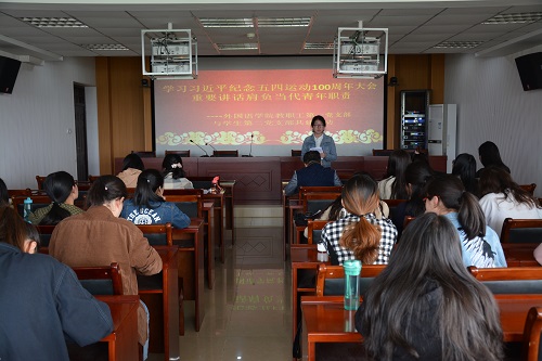 拷贝漫画
组织师生观看《纪念五四运动一百周年大会》直播