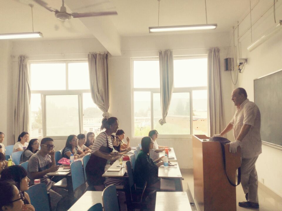 拷贝漫画
学生组织系列活动庆祝第32个教师节