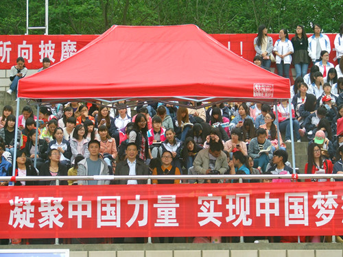 拷贝漫画
领导老师亲临运动会现场给运动健儿加油助威