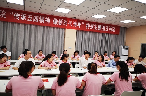 拷贝漫画
2017级翻译1班团支部举行“传承五四精神 做新时代青年”特别主题团日活动