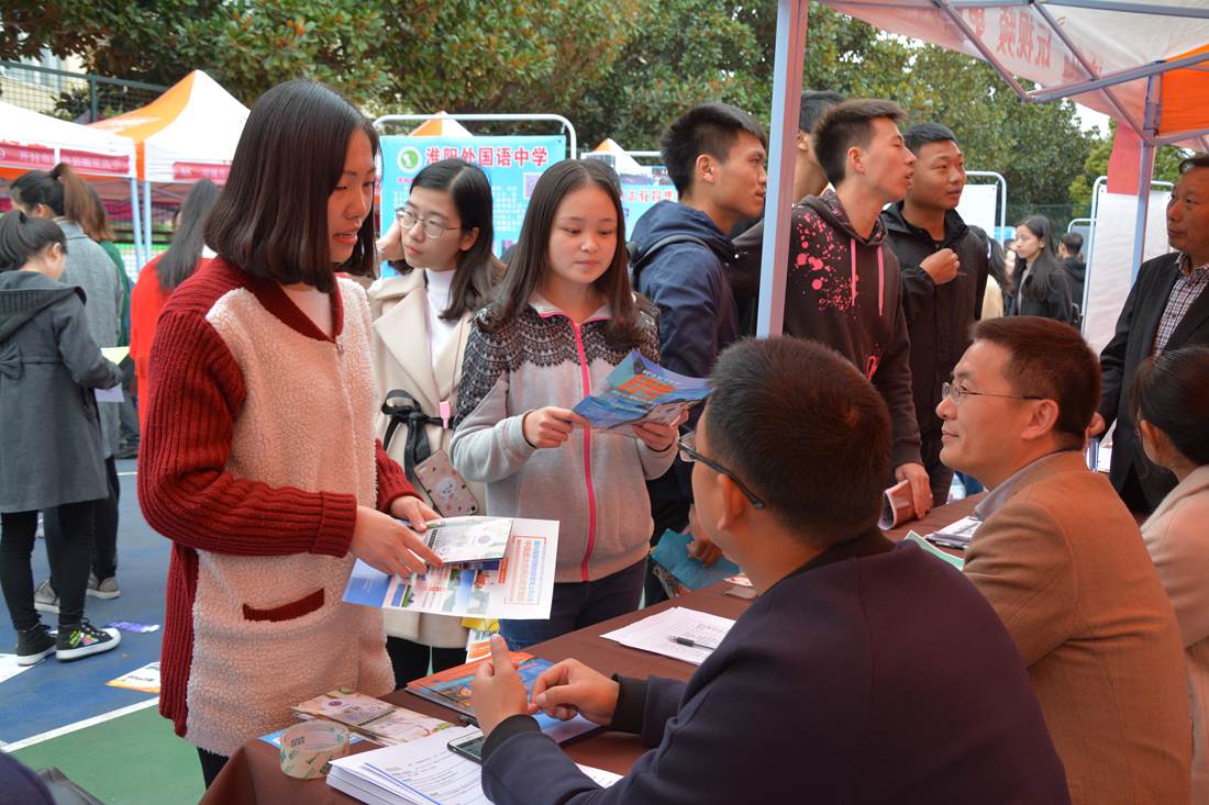 拷贝漫画
组织应届毕业生参加冬季就业双选会