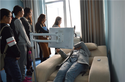 拷贝漫画
组织2016级新生参观大学生心理健康辅导中心