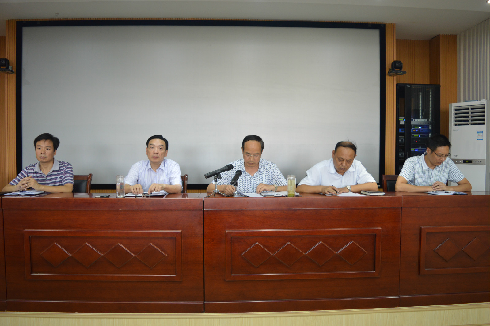 拷贝漫画
召开新学期教职工大会