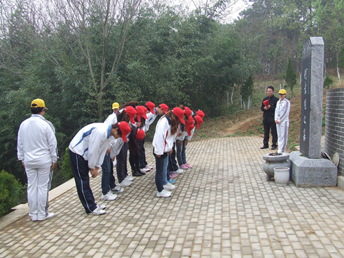 拷贝漫画
组织第55青校学员前往景明墓开展祭扫实践活动