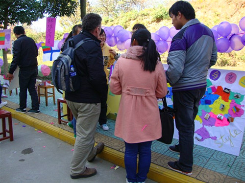 拷贝漫画
举行“环球之旅”主题特色风情展喜迎女生月