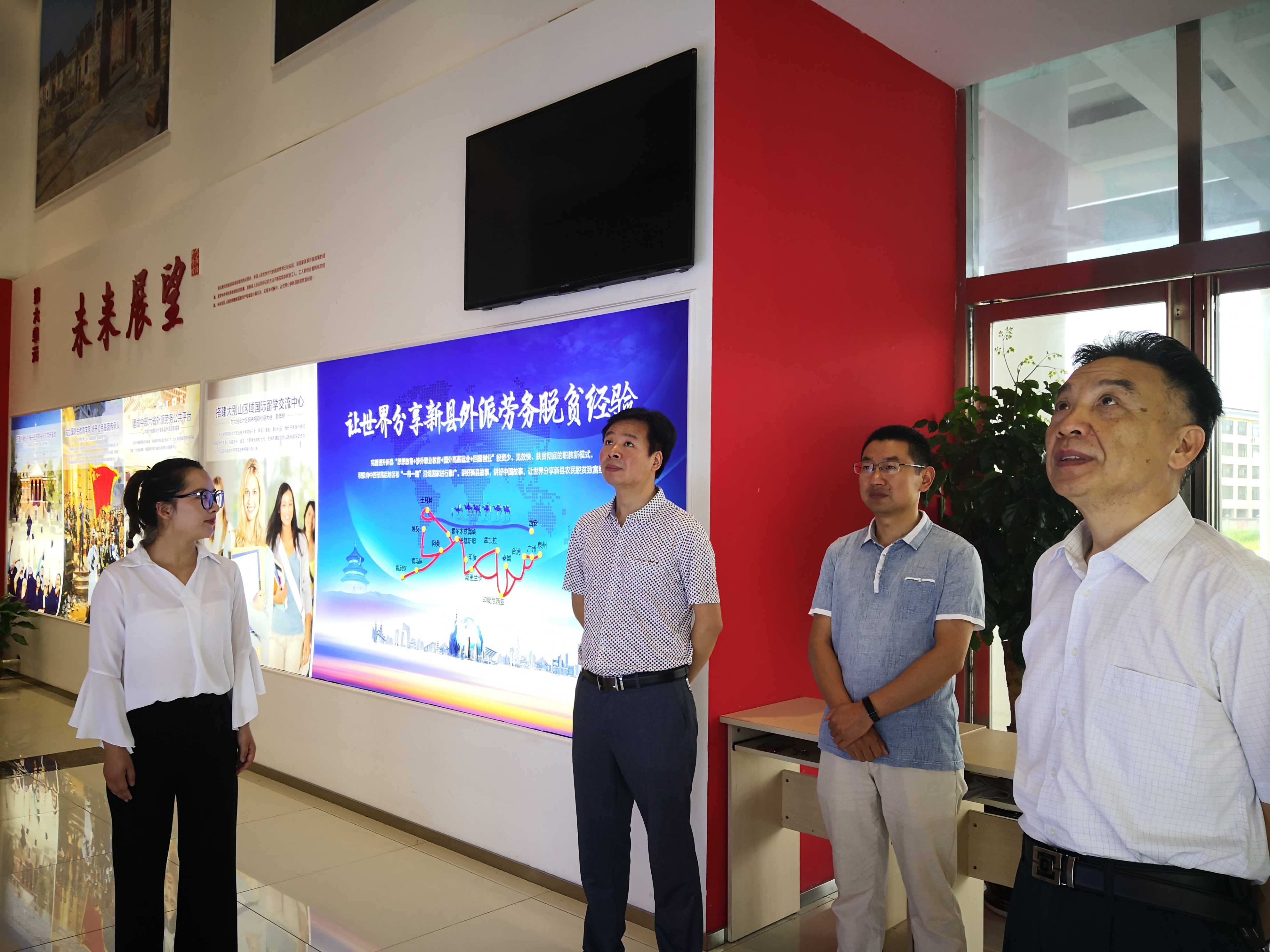 拷贝漫画
与信阳涉外职业技术学院共建实习基地 揭牌仪式举行