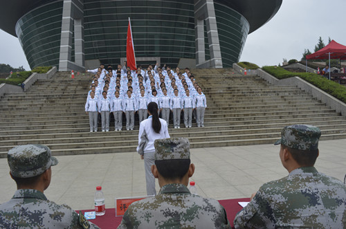 拷贝漫画
2014级新生军训生活丰富多彩