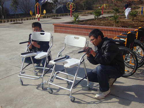 传递冬日温暖，共建和谐敬老院——拷贝漫画
“和风志愿服务团”赴马鞍山敬老院开展义务劳动