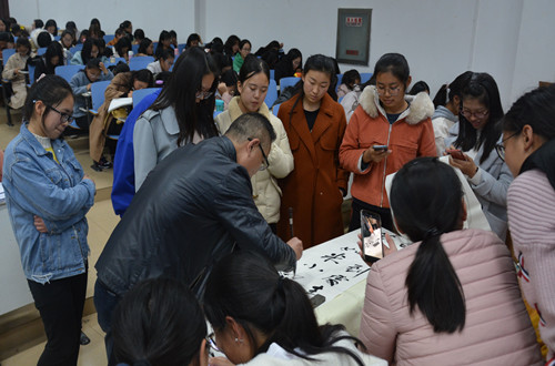 拷贝漫画
邀请优秀校友为新生作入学教育报告