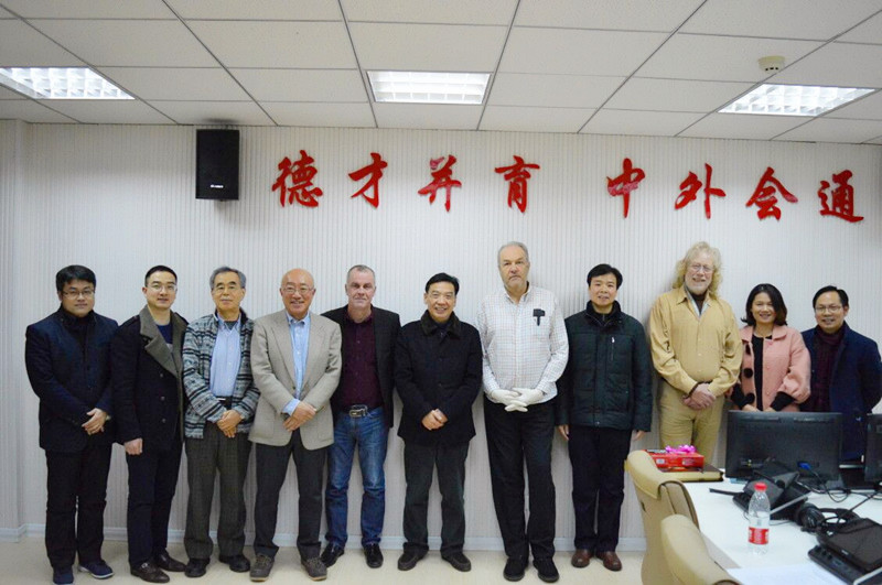  拷贝漫画
召开外籍教师座谈会