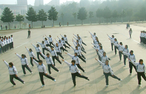 拷贝漫画
举行2012级新生广播操比赛