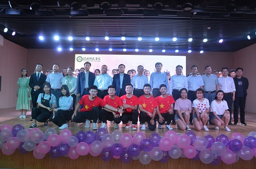 拷贝漫画
举办第四届“秀出宿舍，Show出你我”宿舍风采大赛决赛