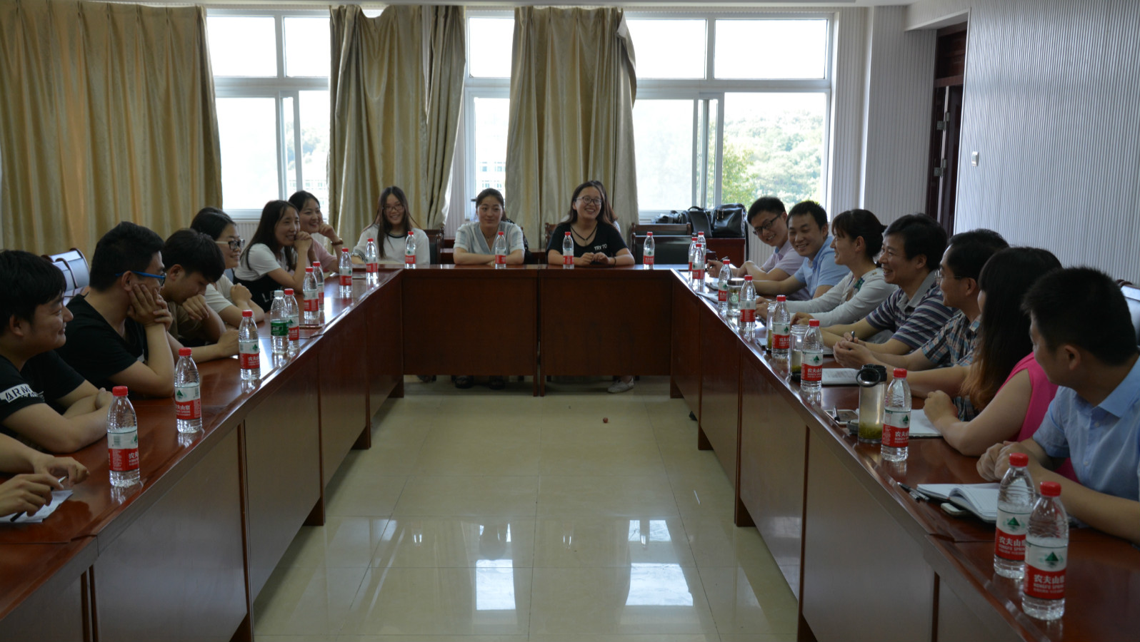 拷贝漫画
召开2017届毕业生座谈会
