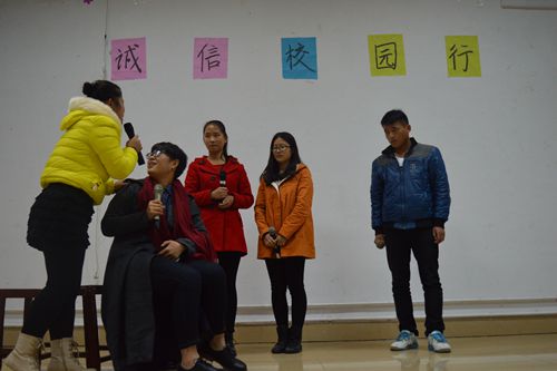 拷贝漫画
“诚信校园行”话剧大赛精彩上演