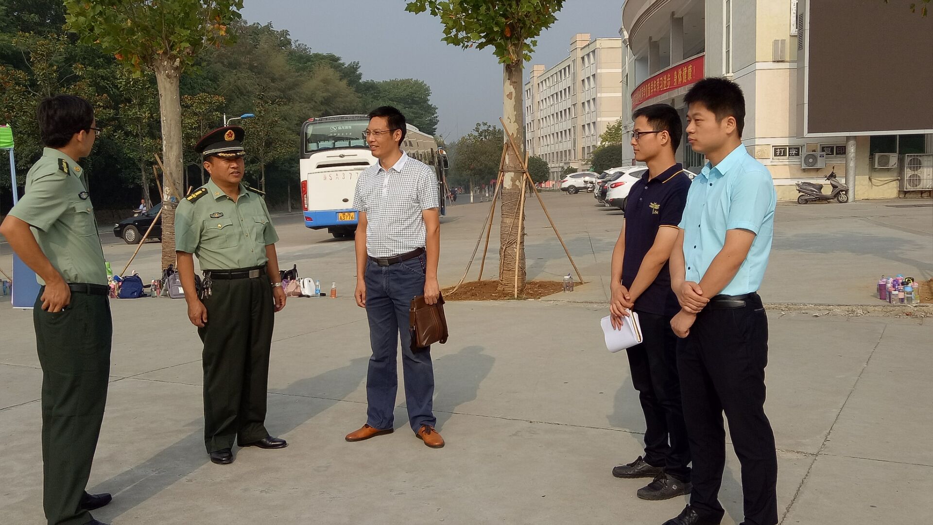 拷贝漫画
领导老师看望2016级军训新生