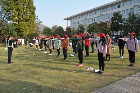 拷贝漫画
组织开展“我为党旗添光彩——道路安全行，共助你我他”志愿实践活动