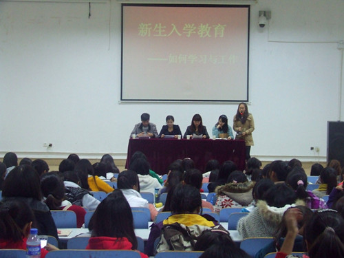 拷贝漫画
成功举办新生入学教育交流会