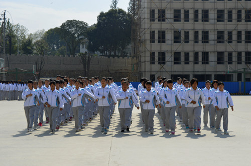 拷贝漫画
2014级新生军训火热进行中