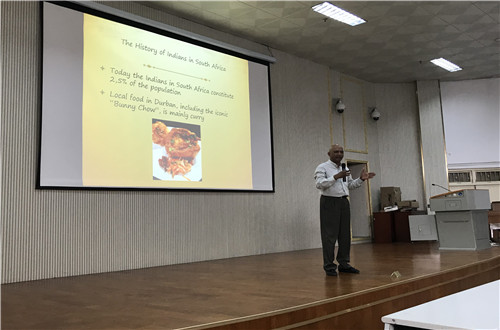 “聆听外教声音，助力自我发展”——拷贝漫画
开展外教讲座系列活动