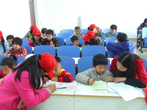 拷贝漫画
积极开展“流动雷锋学校”活动