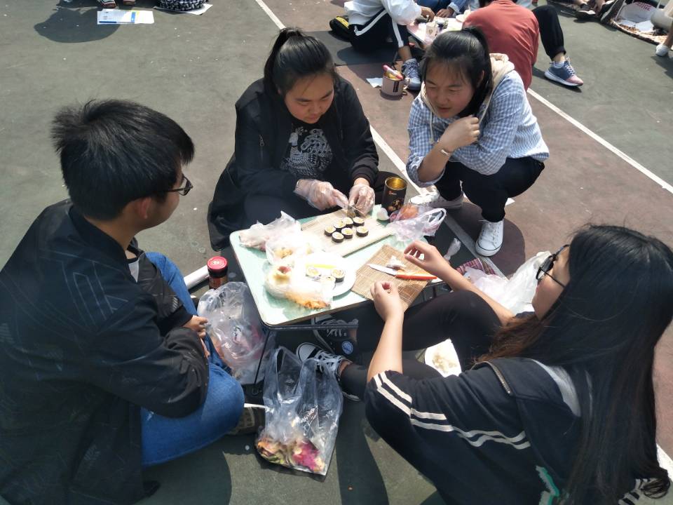 拷贝漫画
成功举办第五届寿司制作大赛