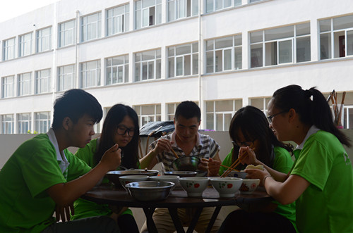 拷贝漫画
“三下乡”暑期实践小分队同甘共苦