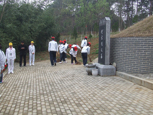 拷贝漫画
组织第55青校学员前往景明墓开展祭扫实践活动