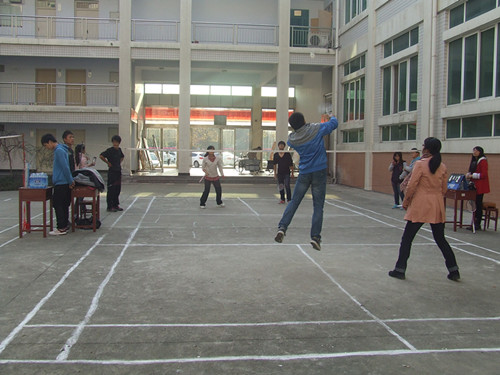 拷贝漫画
“阳光体育”羽毛球比赛火热进行中