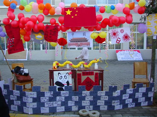 拷贝漫画
举行“环球之旅”主题特色风情展喜迎女生月