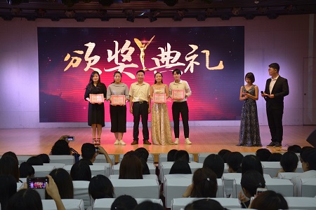 拷贝漫画
成功举办欢送2018届毕业生晚会暨优秀毕业生及考研明星颁奖典礼