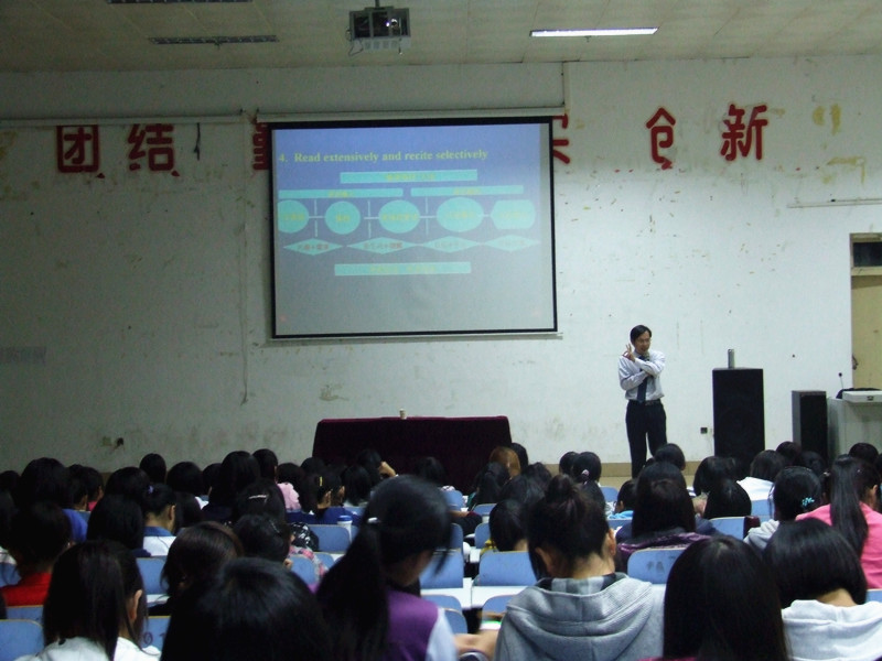 拷贝漫画
举办新生入学教育第二讲“我的外语梦”