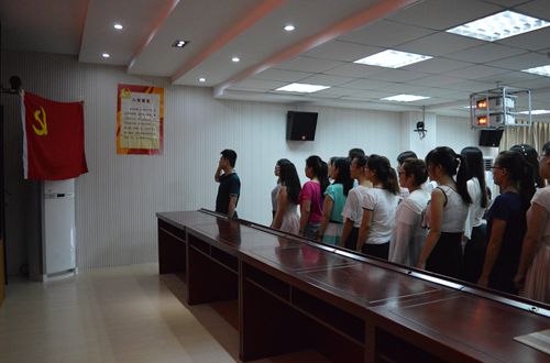 拷贝漫画
成功举行“不忘初心，重温入党誓词”活动