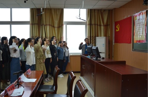 拷贝漫画
举行预备党员入党宣誓仪式