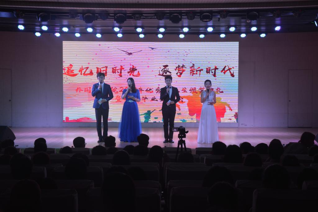 拷贝漫画
成功举办2019届优秀毕业生颁奖典礼暨欢送毕业生晚会