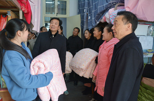 拷贝漫画
领导深入宿舍为贫困生发放过冬棉被