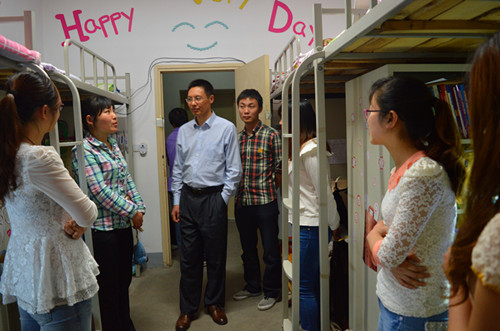 拷贝漫画
领导老师深入学生宿舍看望应届毕业生