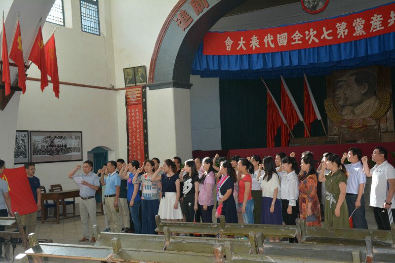 拷贝漫画
赴延安开展“弘扬延安精神，践行两学一做”主题党日活动