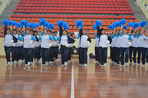 拷贝漫画
团学老师慰问健美操运动员