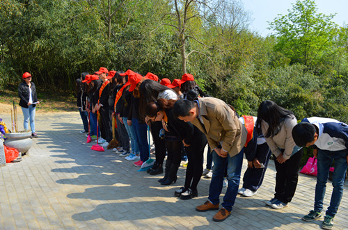 拷贝漫画
开展景明墓祭扫活动