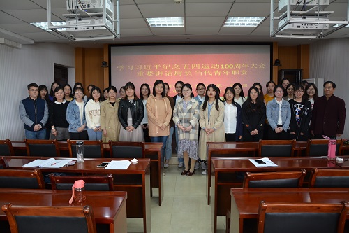 拷贝漫画
组织师生观看《纪念五四运动一百周年大会》直播