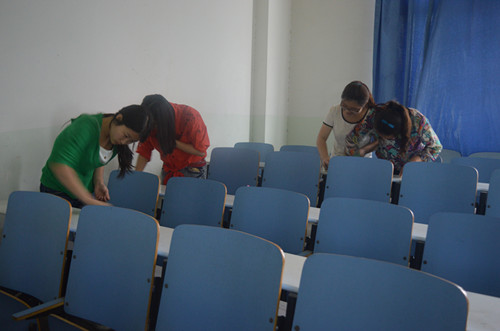 拷贝漫画
组织学生开展“劳动日”卫生大扫除