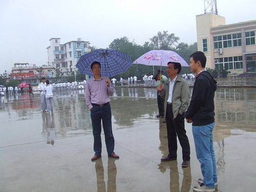 拷贝漫画
领导亲切慰问2014级军训新生