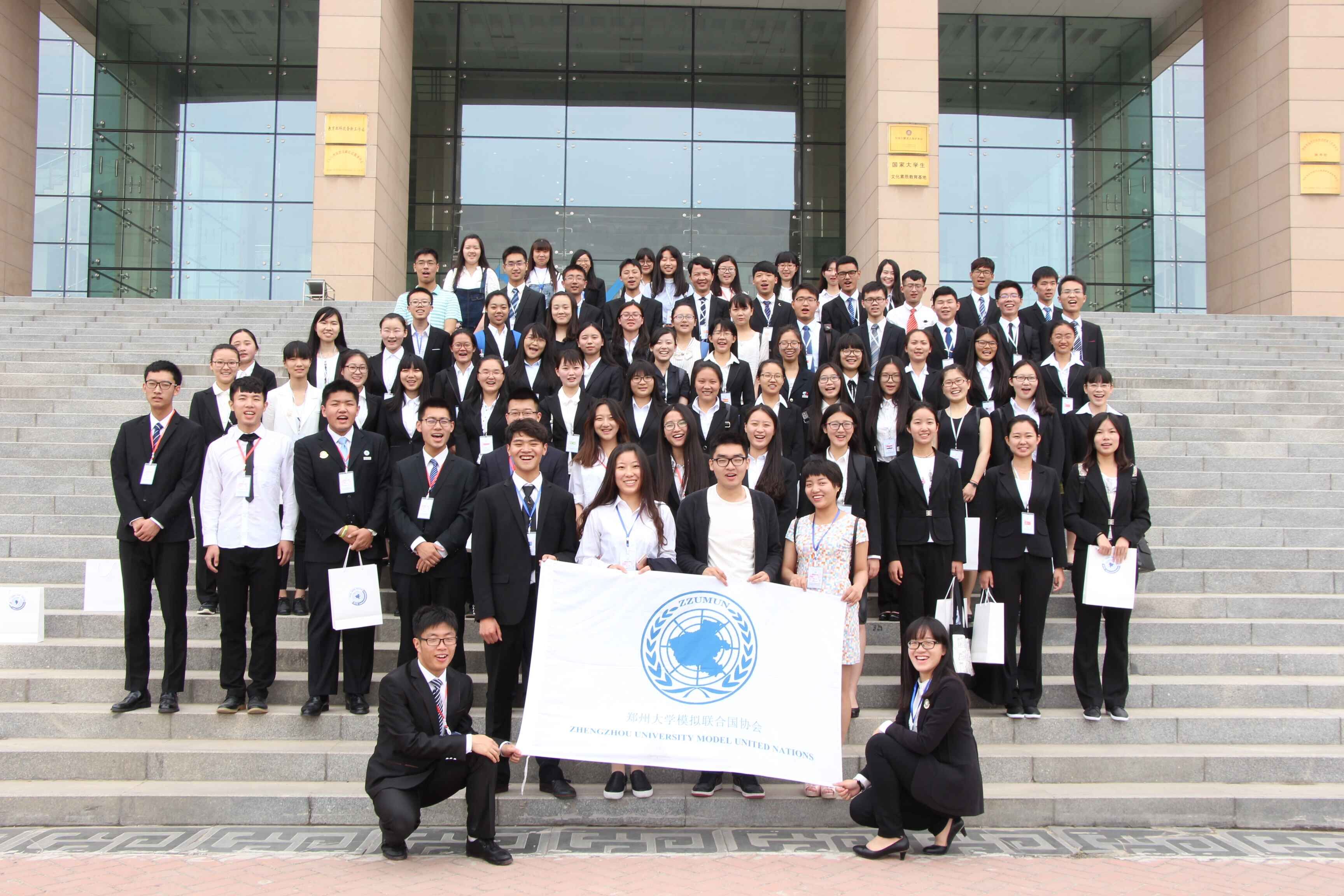 拷贝漫画
学子踊跃参加模拟联合国大会